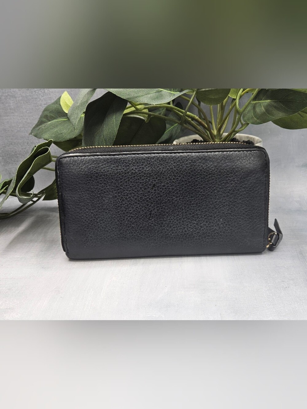 Tory Burch black continental wallet features a prominent embossed logo and leath - Picture 4 of 15
